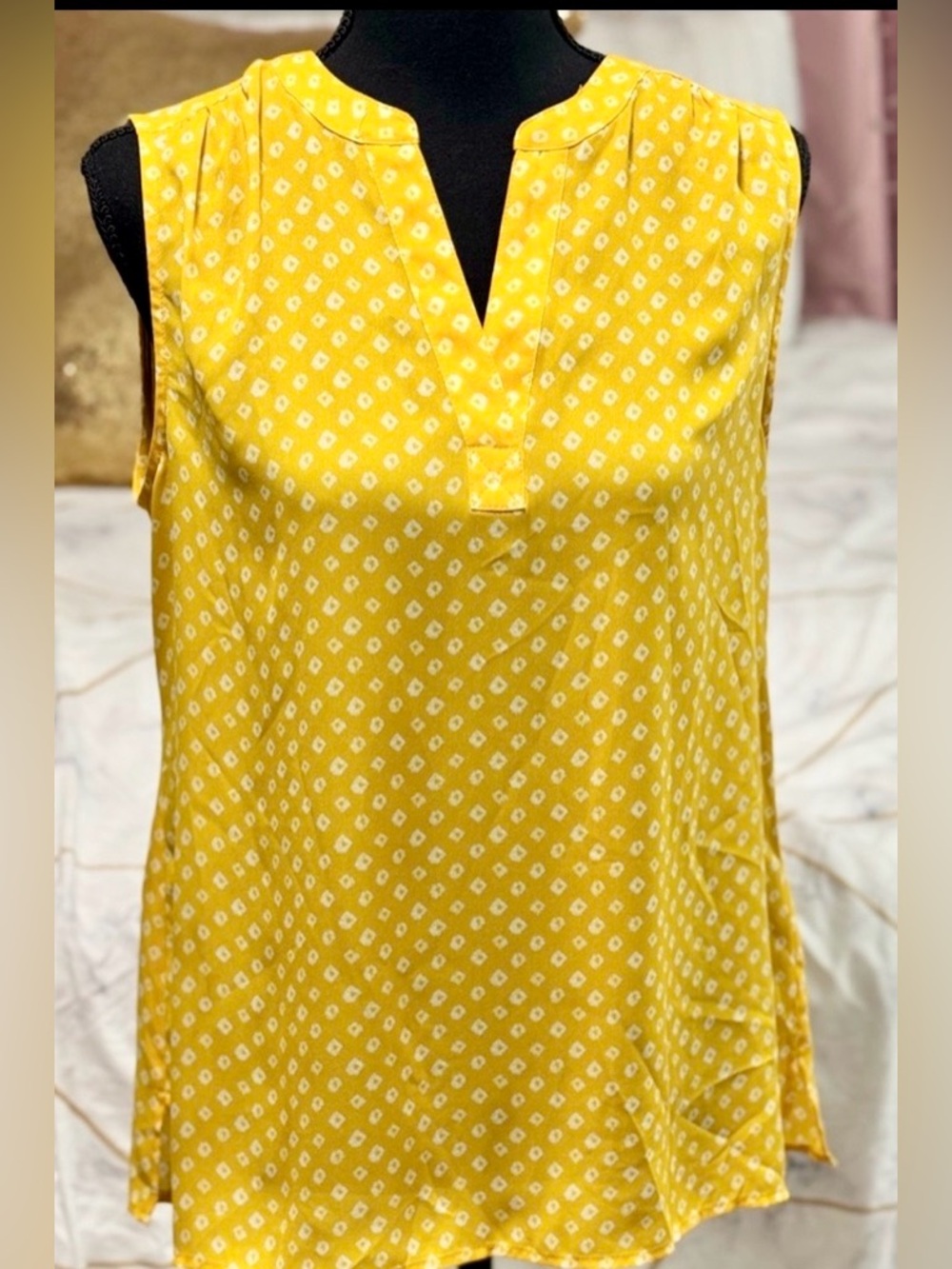 Chaus New York Yellow Sleeveless Blouse Women’s Small V Neck Work Top